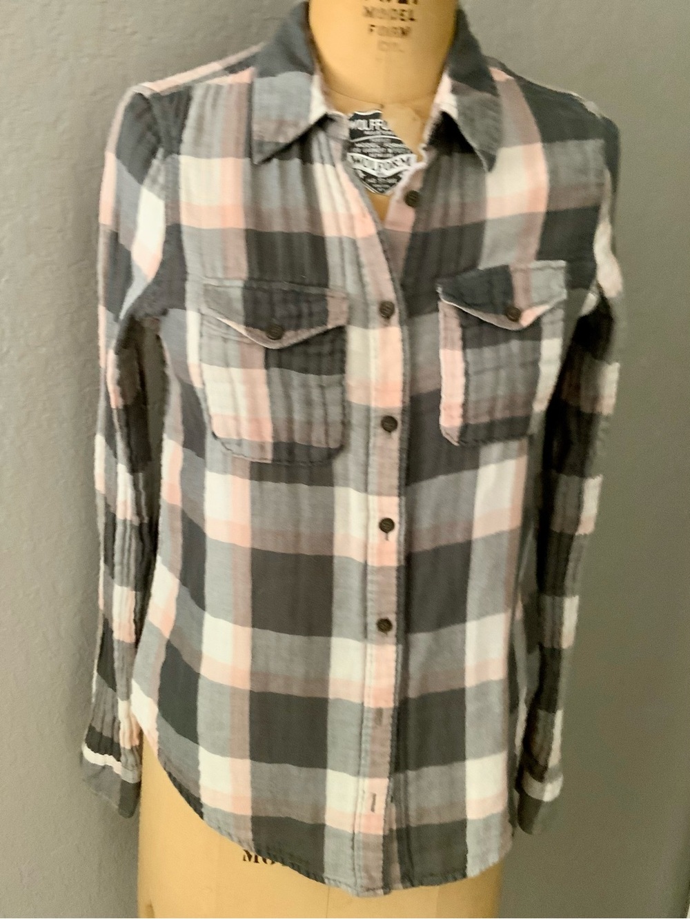 Ruehl Women’s Gray & Pink Plaid Button-Front Shirt, size Medium